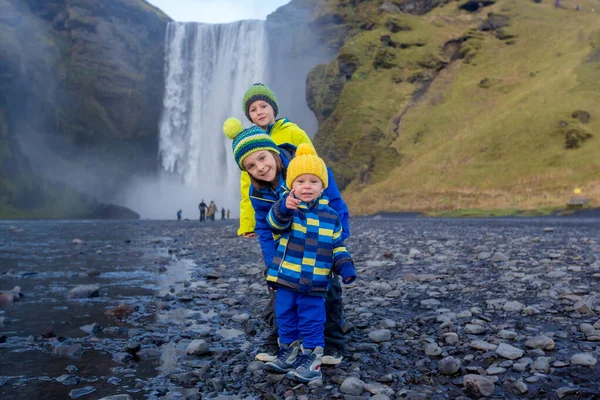 Criança Bonita Brincando Frente Cachoeira Skogafoss Islândia Dia Nublado Pôr — Fotografia de Stock