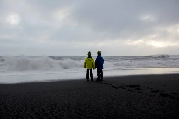 Kinderen Weg Van Naar Oceaan Het Zwarte Zandstrand Van Reynisfjara — Stockfoto