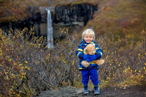 Criança Feliz Segurando Ursinho Pelúcia Posando Frente Bela Cachoeira Svartifoss — Fotografia de Stock