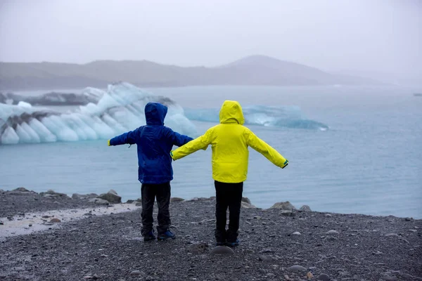 Child Taking Picture Early Evening Rainy Day Picturesque Iceberg Lagoon — Stock Photo, Image
