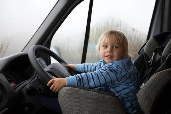 Симпатичный Малыш Парень Рулём Большого Фургона Счастливо Улыбается — стоковое фото