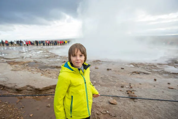 Niños Disfrutando Erupción Strokkur Geysir Islandia Otoño — Foto de Stock