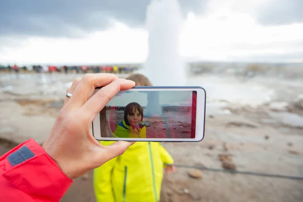Madre Grabación Vídeo Hijo Preescolar Niño Disfrutando Erupción Strokkur Geysir — Foto de Stock