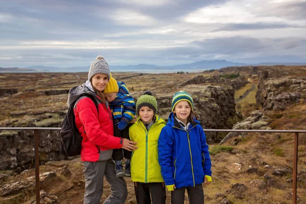 Mutter Mit Kindern Auf Einem Pfad Malerischen Thingvellir National Park — Stockfoto