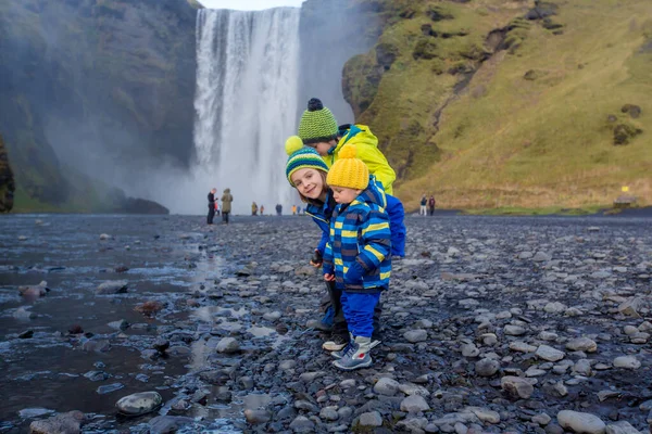 Lindo Niño Jugando Frente Cascada Skogafoss Islandia Día Nublado Atardecer — Foto de Stock