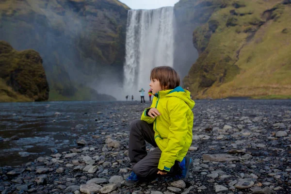 Aranyos Gyermek Játszik Előtt Skogafoss Vízesés Izlandon Egy Naplemente Felhős — Stock Fotó