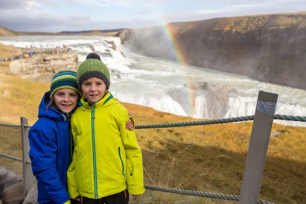 Παιδιά Απολαμβάνοντας Μεγάλο Μαγευτικό Καταρράκτη Gullfoss Βουνά Στην Ισλανδία Autumntime — Φωτογραφία Αρχείου