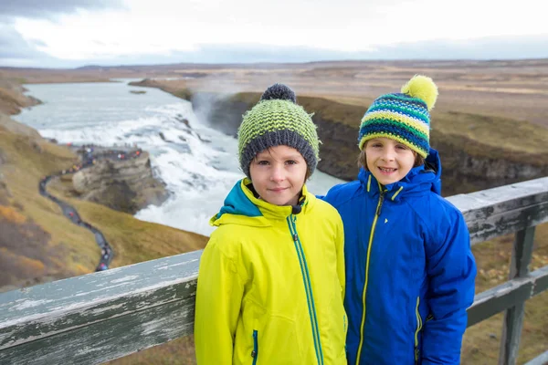 Kinder Genießen Den Großen Majestätischen Gullfoss Wasserfall Den Bergen Islands — Stockfoto