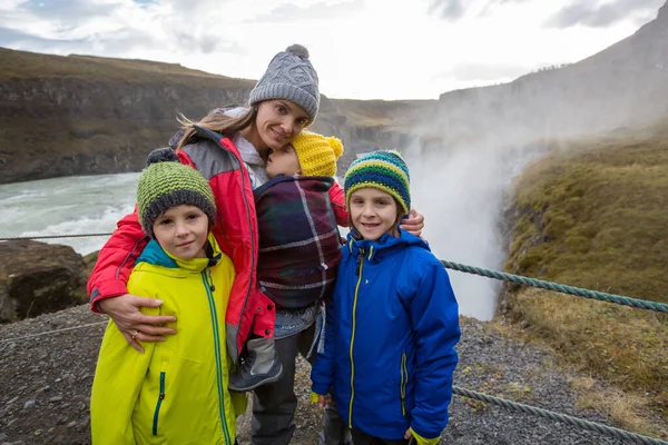 Madre Con Hijos Disfrutando Majestuosa Cascada Gullfoss Las Montañas Islandia — Foto de Stock