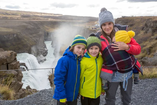 Madre Con Bambini Godendo Grande Cascata Maestosa Gullfoss Montagna Islanda — Foto Stock