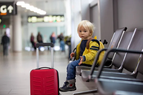 出発ゲート近くの空港乗り継ぎホールでのフライトを待っているかわいい赤ちゃんの男の子 休暇中に子供と一緒に空気でアクティブな家族のライフスタイル旅行 — ストック写真