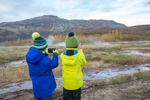 Crianças Tirando Fotos Strokkur Geysir Enquanto Erupção Islândia — Fotografia de Stock
