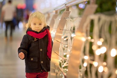 Noel 'de şehir merkezindeki alışveriş merkezinde yeni yetme bir çocuk.