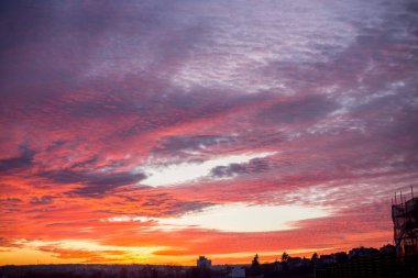 Güzel gökyüzü arkaplanı dramatik bulutlar ve gün batımında güneş