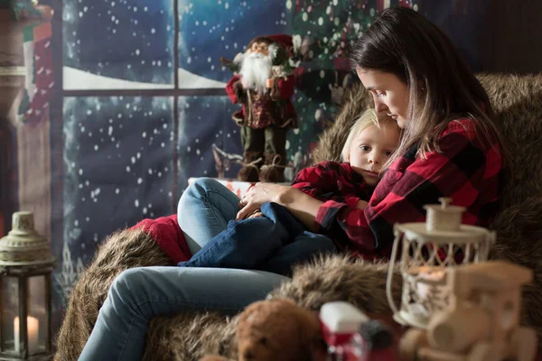 Güzel Genç Bir Anne Yeni Yürümeye Başlayan Çocuğuna Sarılıyor Noel — Stok fotoğraf