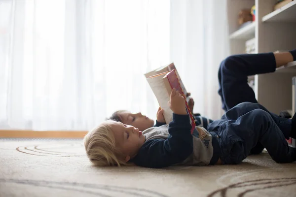 かわいい子供たち 男の子 家で本を読んで 喜んで学ぶ — ストック写真