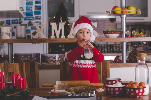 Mutlu Çocuklar Erkek Kardeşler Evde Noel Kurabiyeleri Pişirmek Eğlenmek — Stok fotoğraf