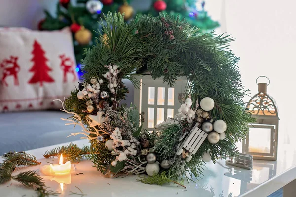 Vackert Dekorerad Adventskrans Med Vit Dekoration Ett Bord Hemma — Stockfoto