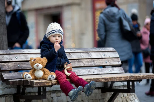 Moda Çocuğu Oyuncak Ayıyla Geleneksel Çek Tatlısı Yiyor Şehir Merkezinde — Stok fotoğraf