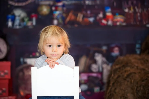 Schöne Blonde Kleinkind Junge Sitzt Auf Stuhl Spielen Mit Spielzeug — Stockfoto