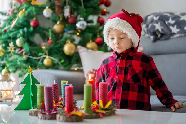 Nära Porträtt Vackra Barn Blond Pojke Tända Bivax Ljus Till — Stockfoto