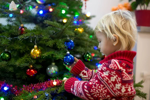 Lindo Niño Rubio Con Suéter Navidad Decorando Árbol Navidad Casa —  Fotos de Stock