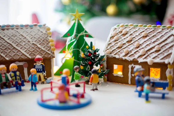 テーブルの上におもちゃ 木や遊び場で飾られた子供たちによって作られたかわいいジンジャーブレッドハウス — ストック写真