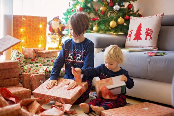 Glada Barn Pojkar Öppnar Julklappar Klädda Pyjamas — Stockfoto