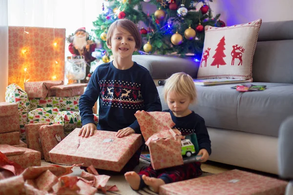 Mutlu Çocuklar Çocuklar Noel Günü Hediyeleri Açıyorlar Pijama Giyiyorlar — Stok fotoğraf