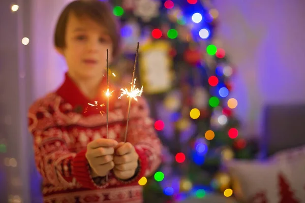 Porträt Eines Glücklichen Kindes Das Gemeinsam Silvester Feiert Und Hause — Stockfoto