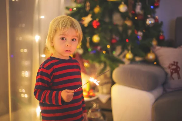 Ritratto Vita Bambino Felice Che Festeggia Nuovo Anno Insieme Accende — Foto Stock