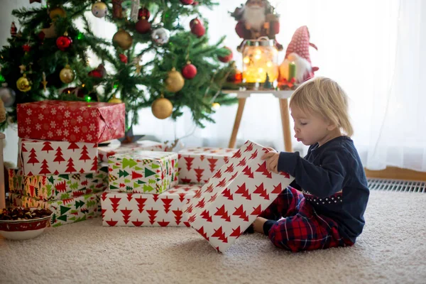 Gelukkige Kinderen Jongens Cadeautjes Openen Kerstdag Gekleed Een Pyjama — Stockfoto