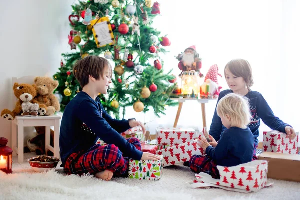 Niños Felices Niños Regalos Apertura Día Navidad Vestidos Pijama — Foto de Stock