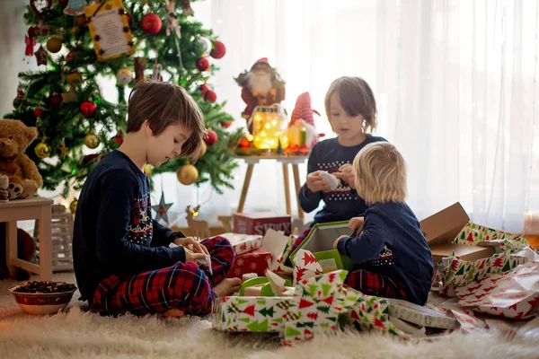 Crianças Felizes Meninos Presentes Abertura Dia Natal Vestidos Com Pijama — Fotografia de Stock