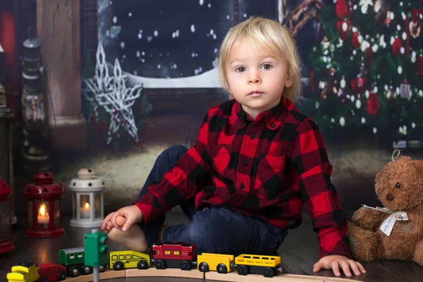 Γλυκό Αγοράκι Παίζει Ξύλινο Τρένο Στο Σπίτι Βράδυ Των Χριστουγέννων — Φωτογραφία Αρχείου