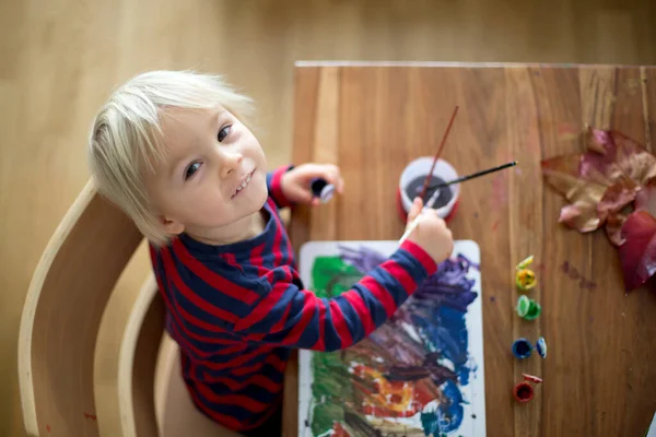 Dolce Bambino Ragazzo Con Grembiule Rosso Pittura Casa Con Acquerelli — Foto Stock