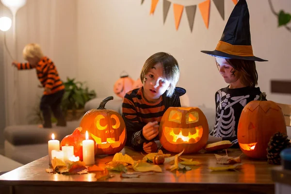Çocuklar Erkek Kardeşler Cadılar Bayramı Nda Evde Oyulmuş Balkabağıyla Oynayıp — Stok fotoğraf