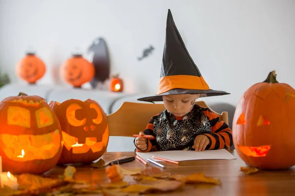 Criança Menino Criança Desenho Com Abóbora Pasteles Casa Halloween Halloween — Fotografia de Stock