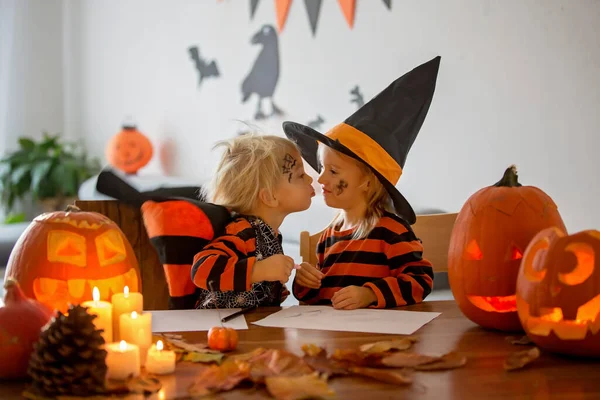 Crianças Menino Menina Brincando Com Abóbora Esculpida Casa Halloween Fazendo — Fotografia de Stock