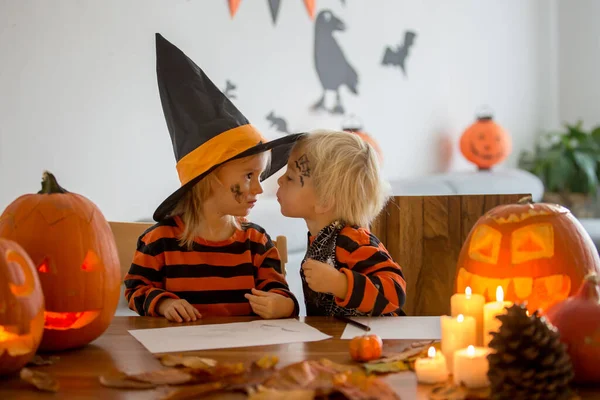 Niños Niño Niña Jugando Con Calabaza Tallada Casa Halloween Haciendo — Foto de Stock
