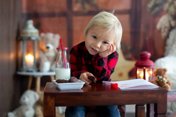 Süßer Blonder Junge Schreibt Brief Den Weihnachtsmann Wünscht Geschenke Für — Stockfoto