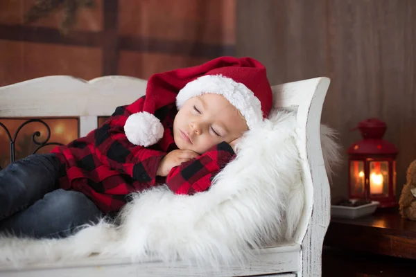 Doce Menino Criança Loira Dormindo Segurando Carta Para Papai Noel — Fotografia de Stock