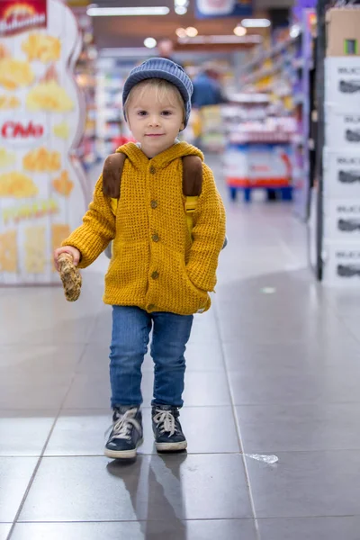 Παιδί Της Μόδας Σακίδιο Ψώνια Στο Σούπερ Μάρκετ Κατάστημα — Φωτογραφία Αρχείου
