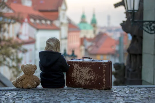 Piękne Dziecko Starą Zabytkową Walizką Misiaczkiem Przypadkowo Ubrane Widokiem Pragę — Zdjęcie stockowe