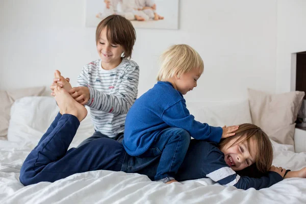 子供も兄弟も家で遊んだり足をくすぐったり笑ったり — ストック写真