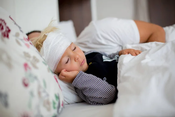 Pequeño Niño Con Lesión Cabeza Acostado Cama Cansado Durmiendo — Foto de Stock