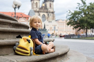 Tatlı çocuk, çocuk, Karantina Covid 19 'dan sonra Prag' ı ziyaret ediyor, boş sokaklar.