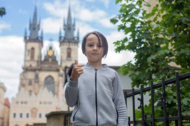 Tatlı çocuk, çocuk, Karantina Covid 19 'dan sonra Prag' ı ziyaret ediyor, boş sokaklar.