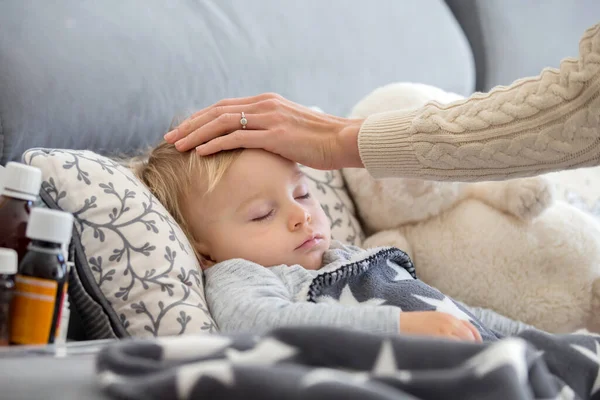 Copil Bolnav Copil Mic Întins Canapea Camera Febră Mama Cheching — Fotografie, imagine de stoc