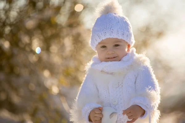 Baby Spelen Met Teddy Sneeuw Winter Tijd Kleine Peuter Jongen — Stockfoto